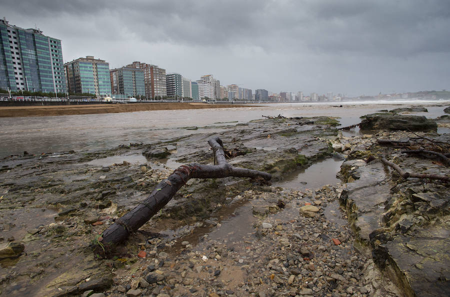 Gijón no se escapó del temporal y la lluvia anegó el parque fluvial.