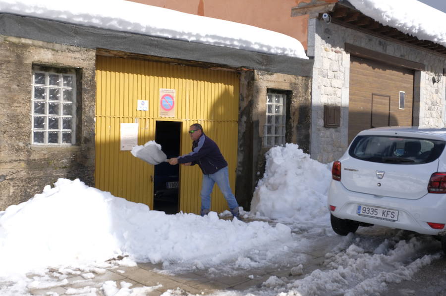 La ola de frío deja tras de sí miles de viviendas sin suministro eléctrico, pueblos incomunicados y cortes de carretera y de las vías del tren en la salida a la Meseta. La región, con la intervención de la UME, va recuperando la normalidad. 