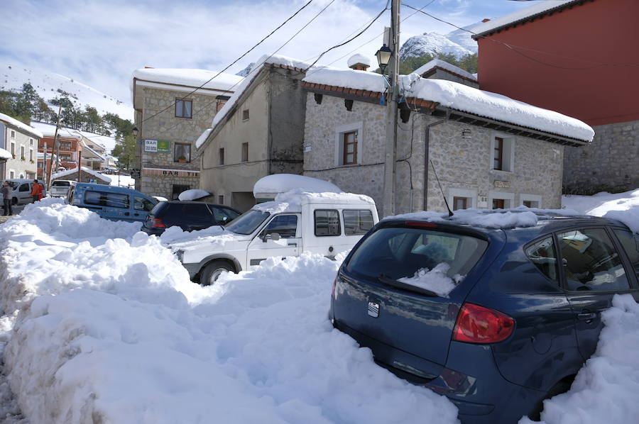 La ola de frío deja tras de sí miles de viviendas sin suministro eléctrico, pueblos incomunicados y cortes de carretera y de las vías del tren en la salida a la Meseta. La región, con la intervención de la UME, va recuperando la normalidad. 