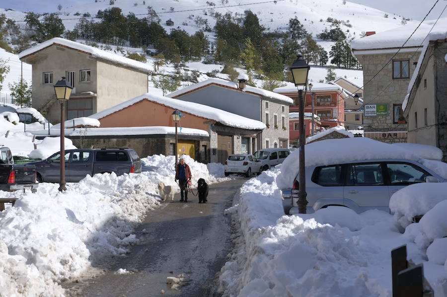 La ola de frío deja tras de sí miles de viviendas sin suministro eléctrico, pueblos incomunicados y cortes de carretera y de las vías del tren en la salida a la Meseta. La región, con la intervención de la UME, va recuperando la normalidad. 