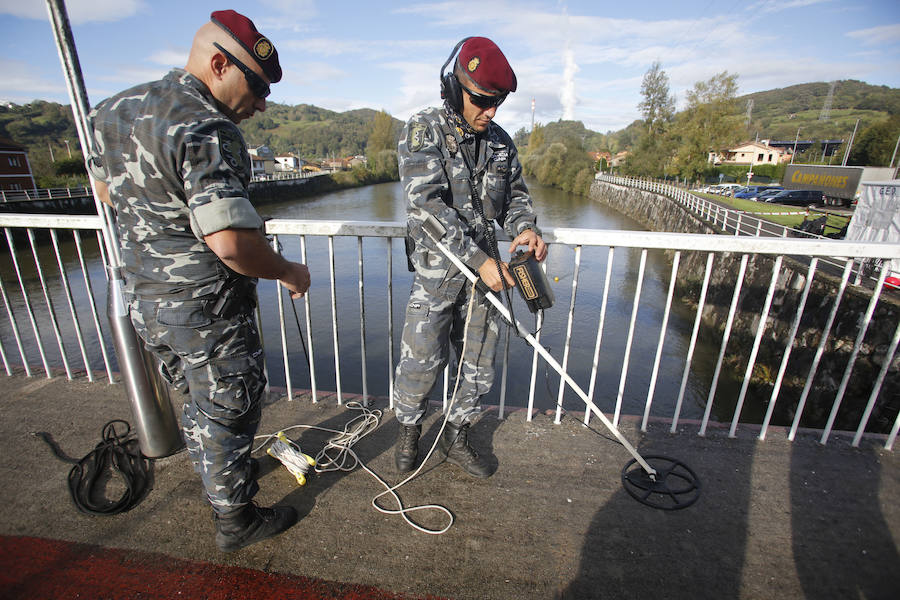Buzos de la Policía, provistos de un detector de metales, han continuado con las labores de rastreo en el río Nalón para dar con el arma que acabó con la vida del joven de La Felguera Iván Castro. El hermano de la víctima ha seguido los trabajos
