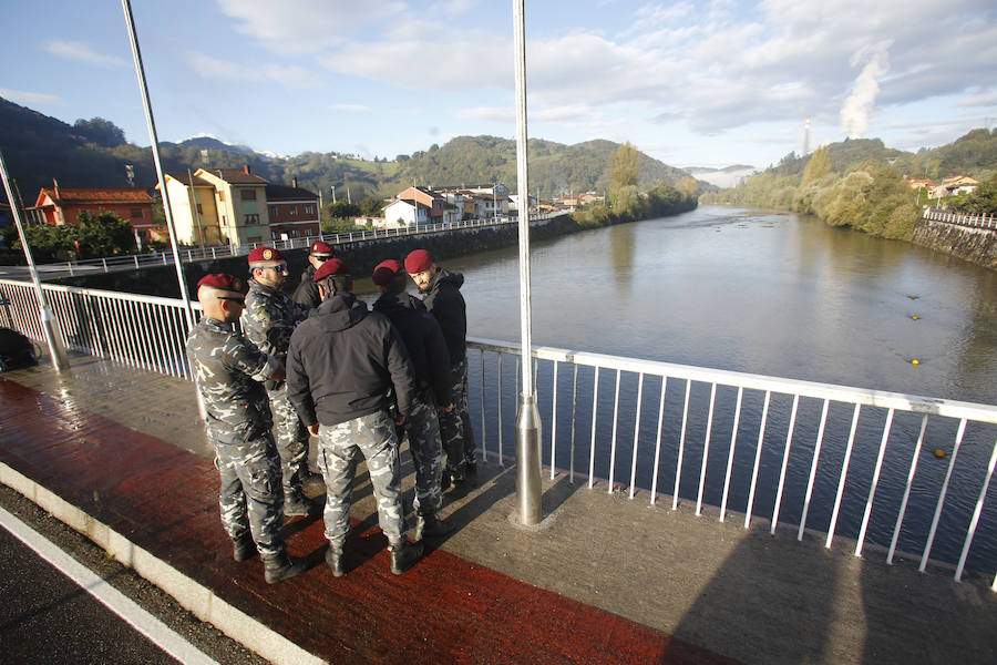 Buzos de la Policía, provistos de un detector de metales, han continuado con las labores de rastreo en el río Nalón para dar con el arma que acabó con la vida del joven de La Felguera Iván Castro. El hermano de la víctima ha seguido los trabajos