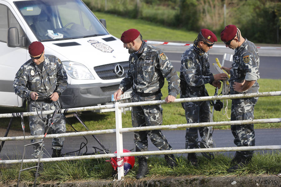 Buzos de la Policía, provistos de un detector de metales, han continuado con las labores de rastreo en el río Nalón para dar con el arma que acabó con la vida del joven de La Felguera Iván Castro. El hermano de la víctima ha seguido los trabajos
