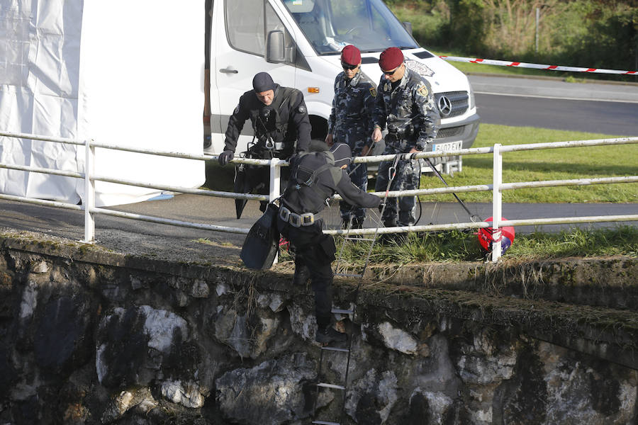 Buzos de la Policía, provistos de un detector de metales, han continuado con las labores de rastreo en el río Nalón para dar con el arma que acabó con la vida del joven de La Felguera Iván Castro. El hermano de la víctima ha seguido los trabajos