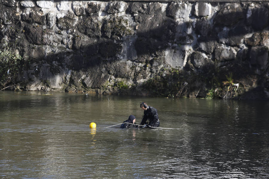 Buzos de la Policía, provistos de un detector de metales, han continuado con las labores de rastreo en el río Nalón para dar con el arma que acabó con la vida del joven de La Felguera Iván Castro. El hermano de la víctima ha seguido los trabajos