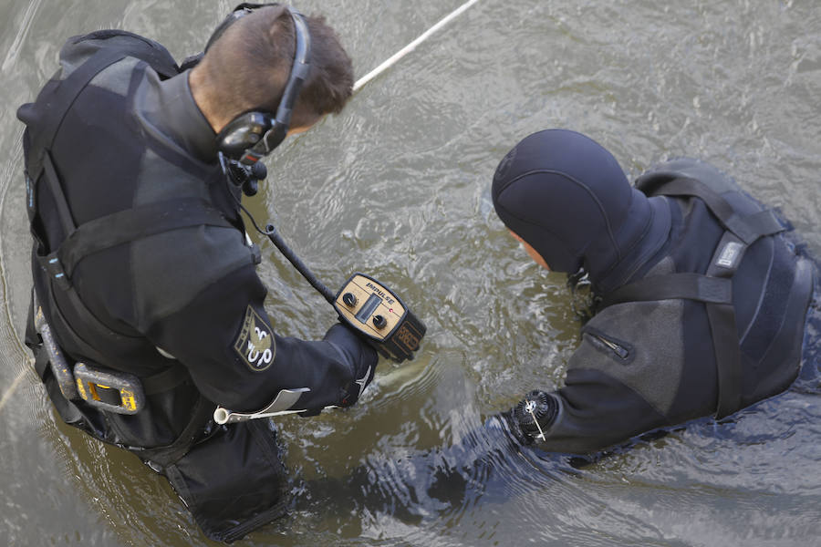Buzos de la Policía, provistos de un detector de metales, han continuado con las labores de rastreo en el río Nalón para dar con el arma que acabó con la vida del joven de La Felguera Iván Castro. El hermano de la víctima ha seguido los trabajos