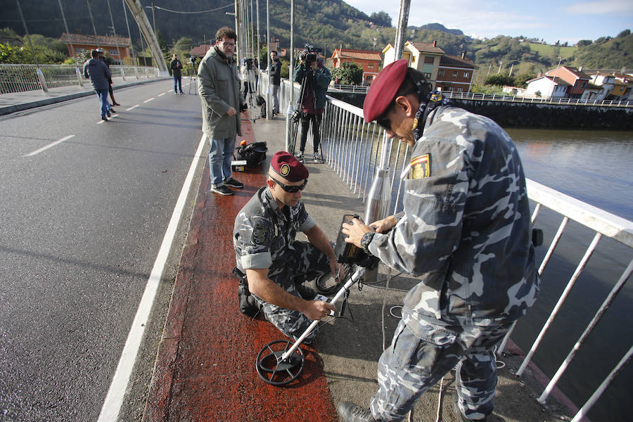 Buzos de la Policía, provistos de un detector de metales, han continuado con las labores de rastreo en el río Nalón para dar con el arma que acabó con la vida del joven de La Felguera Iván Castro. El hermano de la víctima ha seguido los trabajos