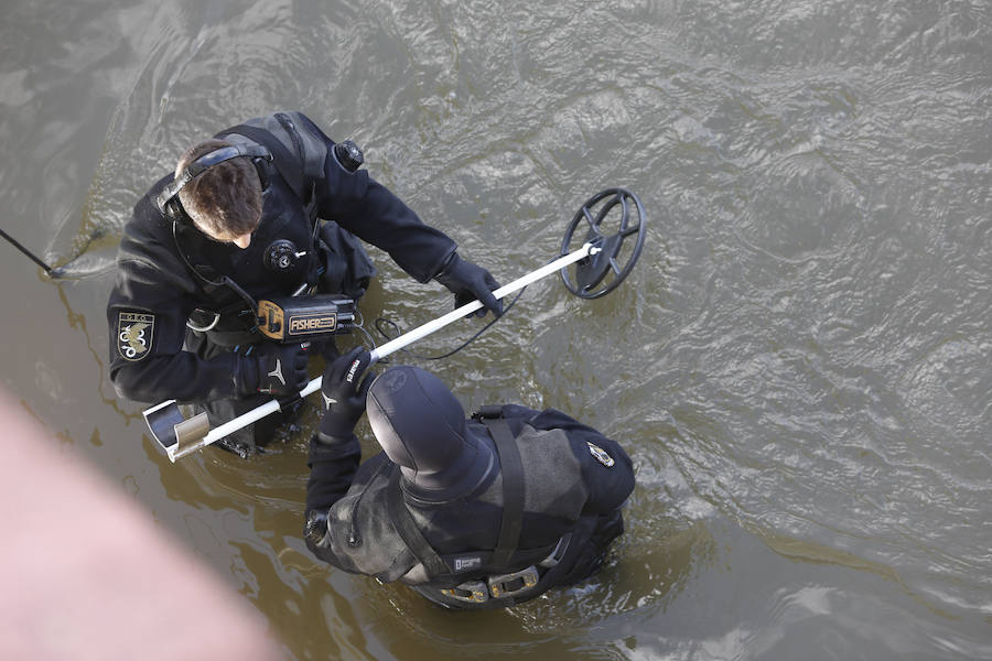 Buzos de la Policía, provistos de un detector de metales, han continuado con las labores de rastreo en el río Nalón para dar con el arma que acabó con la vida del joven de La Felguera Iván Castro. El hermano de la víctima ha seguido los trabajos