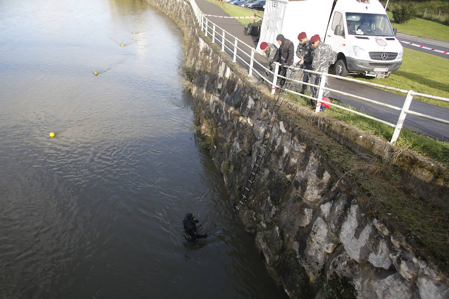 Buzos de la Policía, provistos de un detector de metales, han continuado con las labores de rastreo en el río Nalón para dar con el arma que acabó con la vida del joven de La Felguera Iván Castro. El hermano de la víctima ha seguido los trabajos