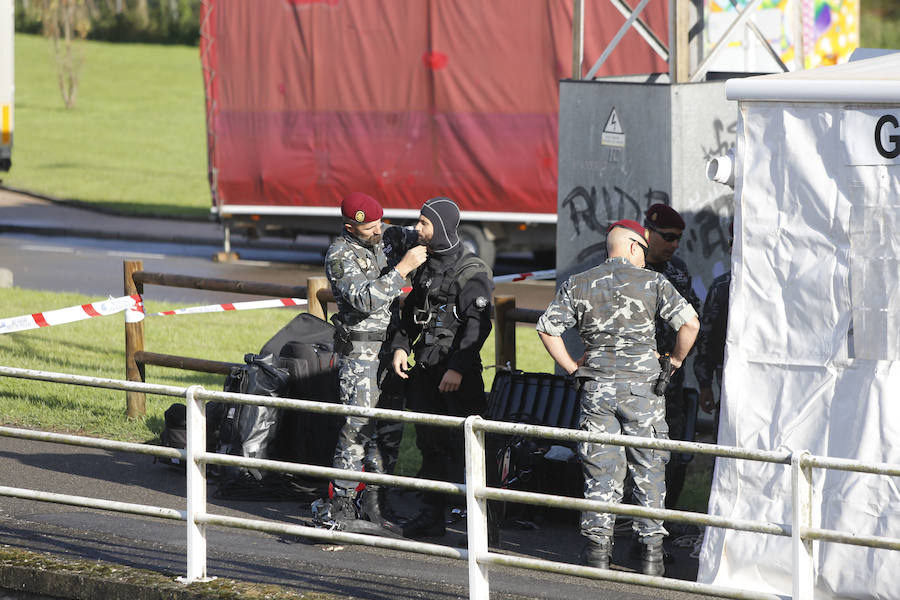 Buzos de la Policía, provistos de un detector de metales, han continuado con las labores de rastreo en el río Nalón para dar con el arma que acabó con la vida del joven de La Felguera Iván Castro. El hermano de la víctima ha seguido los trabajos
