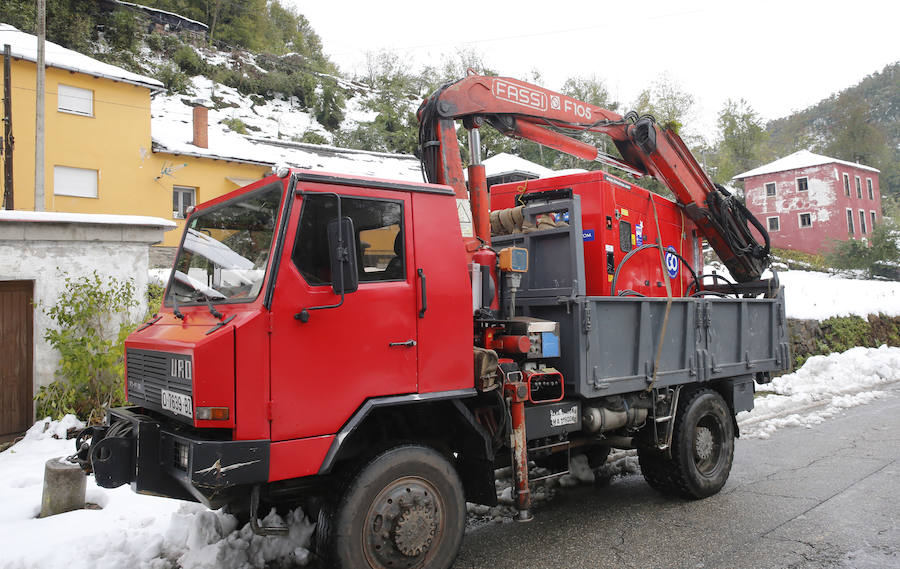 El Principado pide la ayuda de la Unidad Militar de Emergencias para hacer frente a las nevadas. 107 efectivos y 22 vehículos militares trabajan en la retirada de árboles caídos y en la apertura de carreteras en zonas del occidente. Esta mañana han rescatado, además, a una persona en Taladrid, en Ibias