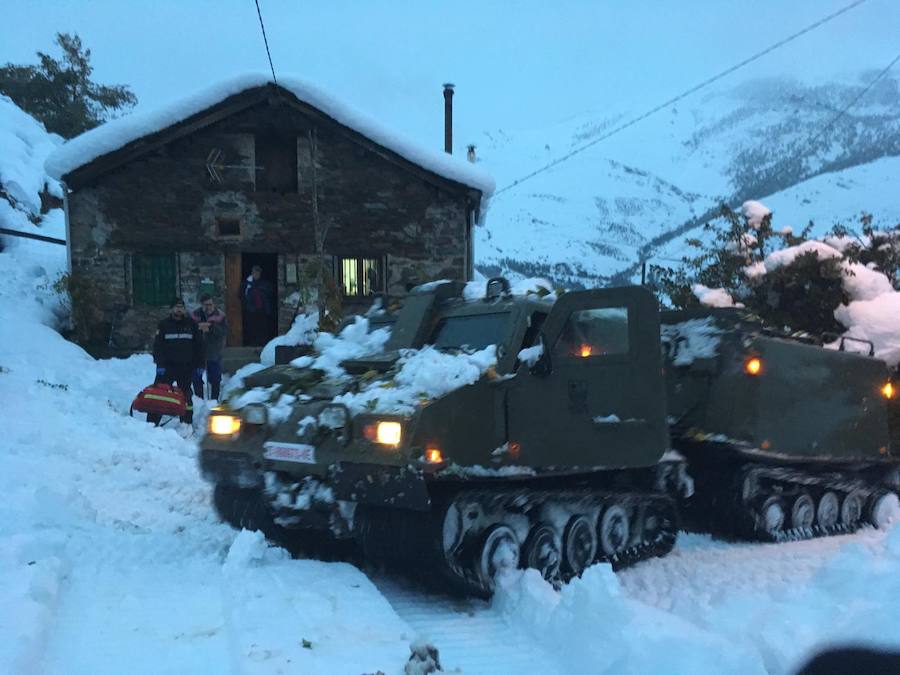 El Principado pide la ayuda de la Unidad Militar de Emergencias para hacer frente a las nevadas. 107 efectivos y 22 vehículos militares trabajan en la retirada de árboles caídos y en la apertura de carreteras en zonas del occidente