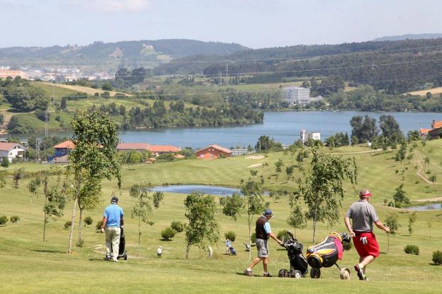 Jugadores de golf en el campo de Los Balagares. 