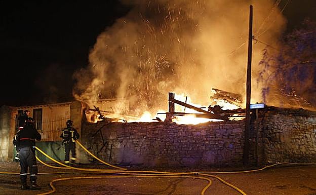 Incendio de un tendejón en Roces.