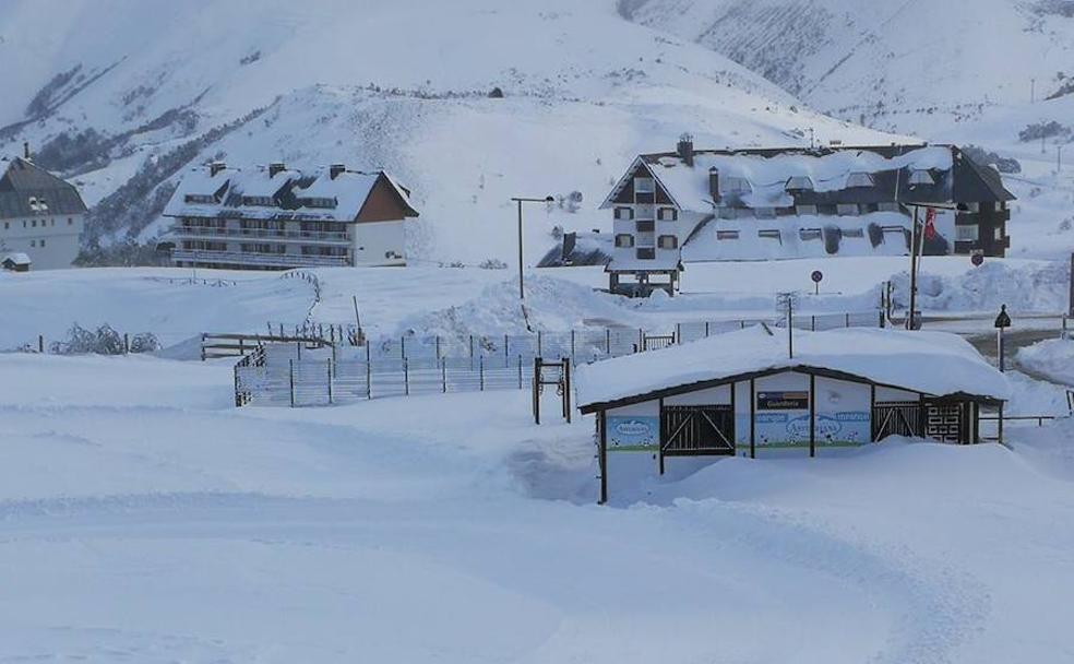 Efectivos de la UME, en Somiedo. 
