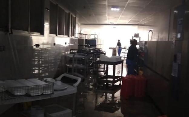 La lluvia anega la recién remodelada cocina de la Residencia Mixta de Gijón