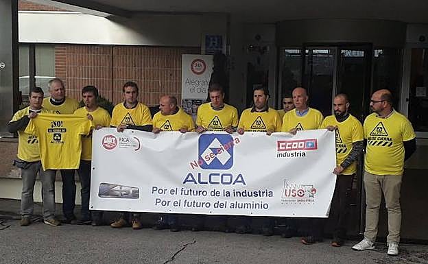 Representantes del comité de empresa concentrados antes de iniciarse el encuentro con los directivos de Alcoa. 