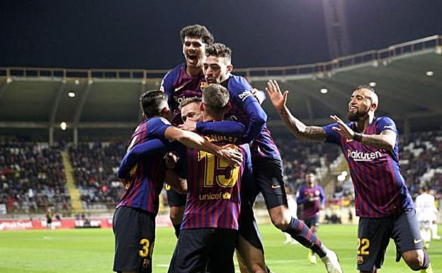 Los jugadores del Barça celebran el gol de Lenglet.