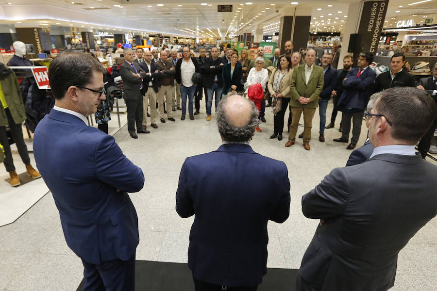 El Corte Inglés inaugura una exposición con portadas de EL COMERCIO para conmemorar su 140 aniversario. Se podrá visitar en la planta baja del centro comercial hasta el próximo 16 de noviembre
