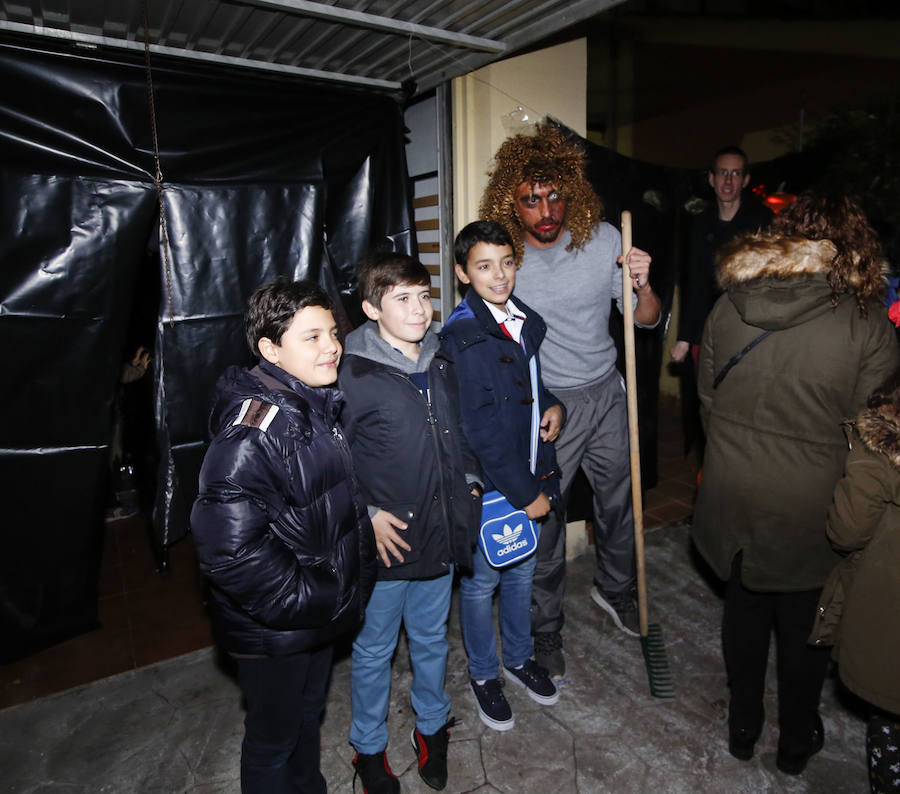 Cientos de personas disfrutan de la Ruta del Terror en doce viviendas de la localidad