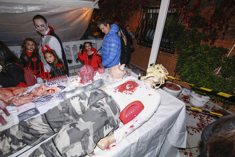 Cientos de personas disfrutan de la Ruta del Terror en doce viviendas de la localidad