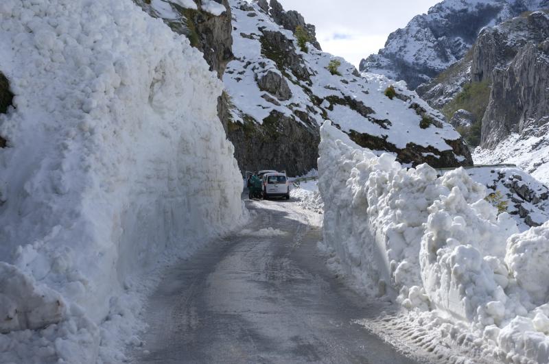 La nieve cubrió la carretera de acceso a la localidad de Cabrales desde las ocho de la tarde del lunes y las máquinas no pudieron trabajar en la zona hasta el martes