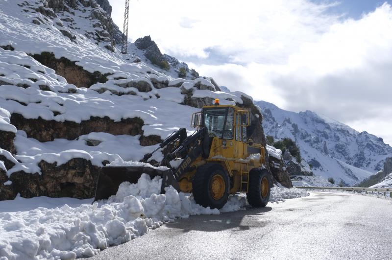 La nieve cubrió la carretera de acceso a la localidad de Cabrales desde las ocho de la tarde del lunes y las máquinas no pudieron trabajar en la zona hasta el martes