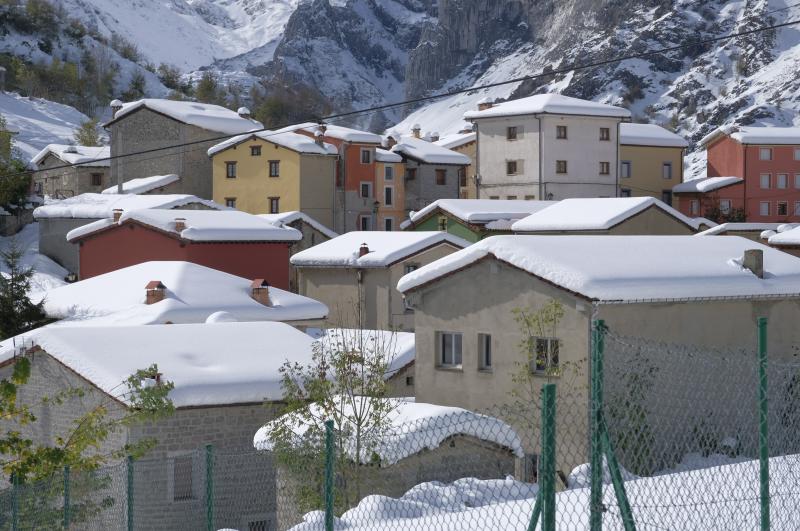 La nieve cubrió la carretera de acceso a la localidad de Cabrales desde las ocho de la tarde del lunes y las máquinas no pudieron trabajar en la zona hasta el martes