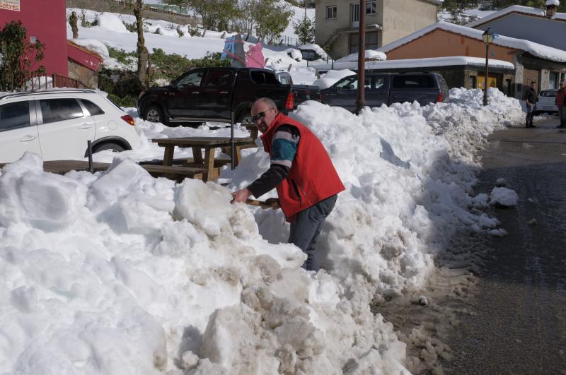 La nieve cubrió la carretera de acceso a la localidad de Cabrales desde las ocho de la tarde del lunes y las máquinas no pudieron trabajar en la zona hasta el martes