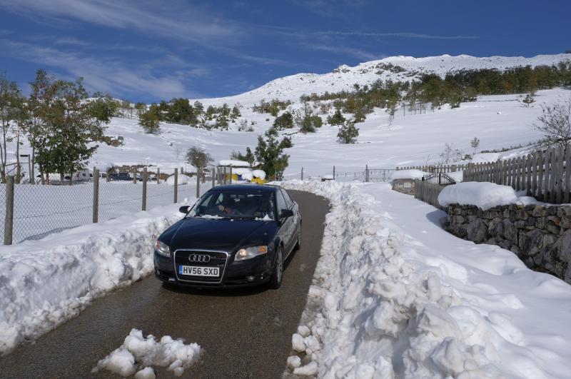 La nieve cubrió la carretera de acceso a la localidad de Cabrales desde las ocho de la tarde del lunes y las máquinas no pudieron trabajar en la zona hasta el martes