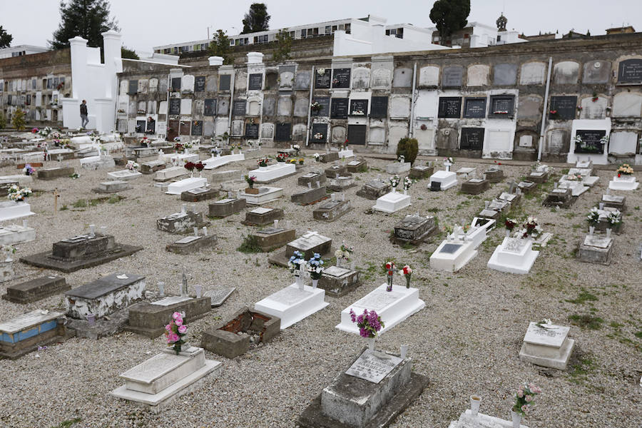 Cientos de gijoneses acuden al camposanto en el Día de Todos los Santos para visitar a sus familiares fallecidos.