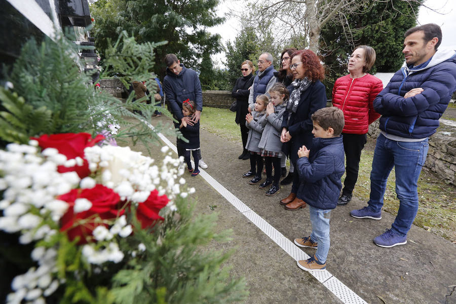 Cientos de gijoneses acuden al camposanto en el Día de Todos los Santos para visitar a sus familiares fallecidos.