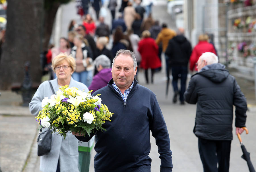 Los ovetenses acudieron a depositar flores en la tumbas de sus familiares en la joranda de Todos los Santos.