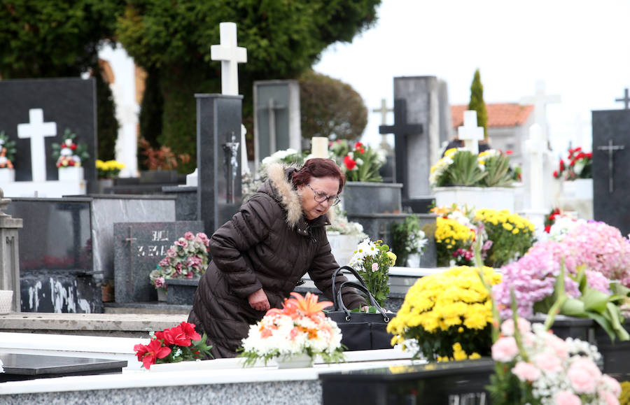 Los ovetenses acudieron a depositar flores en la tumbas de sus familiares en la joranda de Todos los Santos.