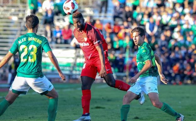 Gnagnon despeja ante dos jugadores del Villanovense. 