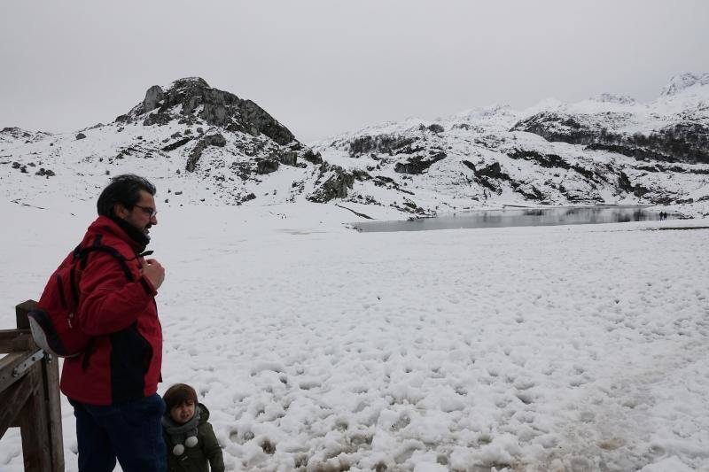 Muchos visitantes quisieron aprovechar la joranada de Todos los Santos para disfrutar del paisaje nevado tras el temporal.