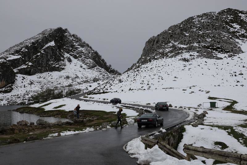 Muchos visitantes quisieron aprovechar la joranada de Todos los Santos para disfrutar del paisaje nevado tras el temporal.