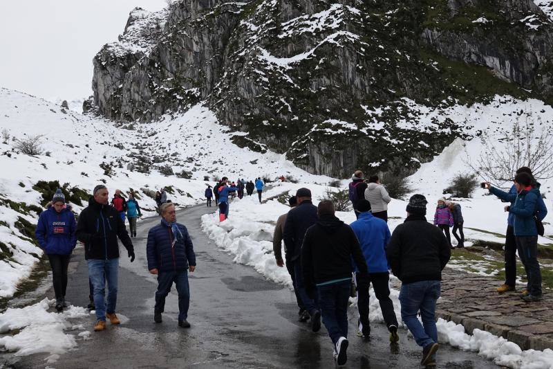 Muchos visitantes quisieron aprovechar la joranada de Todos los Santos para disfrutar del paisaje nevado tras el temporal.