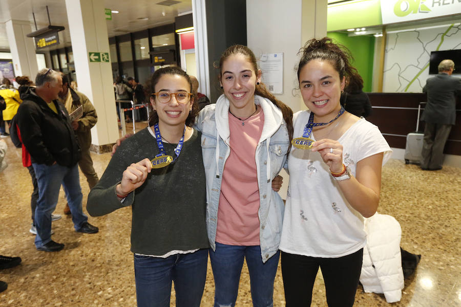 Fueron recibidas en el Aeropuerto de Asturias por un grupo de aficionados. Llegaron con las medallas que acreditan el título europeo logrado en Portugal. 