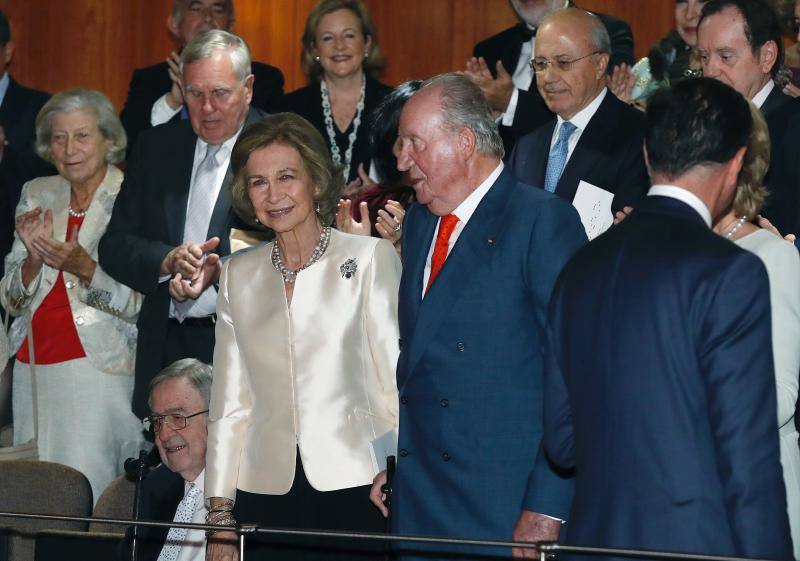 La Reina emérita acudió junto al Rey Juan Carlos a un recital en la Escuela Superior de Música de Madrid con la presencia del tenor Plácido Domingo.