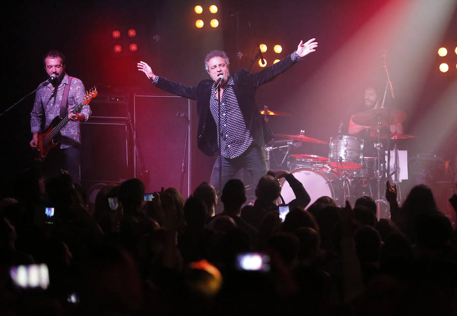 Tarque escogió Gijón para iniciar la gira de su primer disco en solitario. Un trabajo que lleva simplemente su nombre en la portada que centró el concierto en la Sala Albéniz