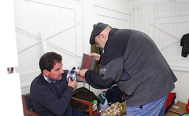 El médico Manolo López toma la tensión a Víctor Calota, uno de los intoxicados en huelga de hambre 