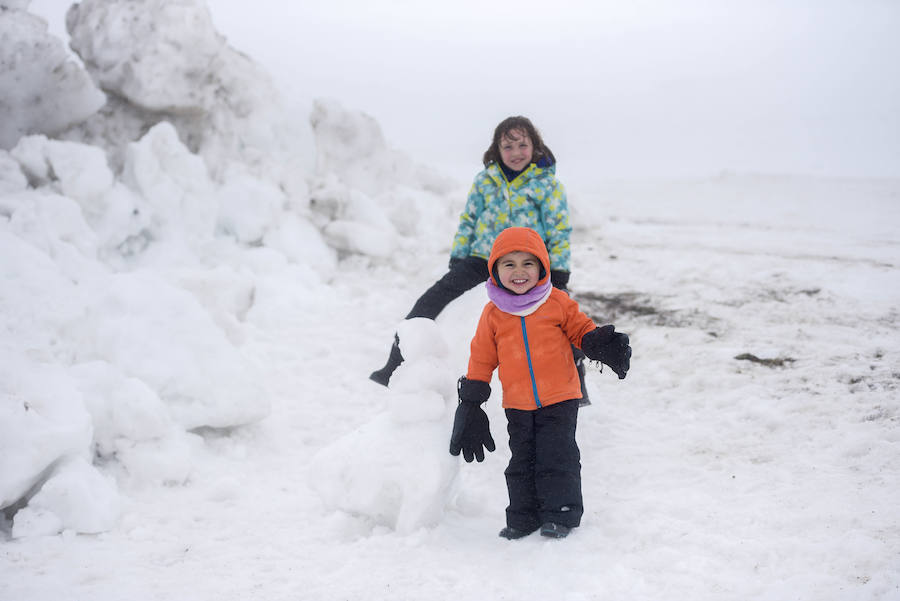 La acumulación de nieve tras el temporal hizo las delicias de las familias y esquiadores que acudieron durante la jornada de este viernes.