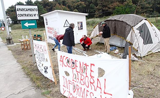 Amigos y compañeros de los extrabajadores en huelga de hambre, ayer en el campamento . 