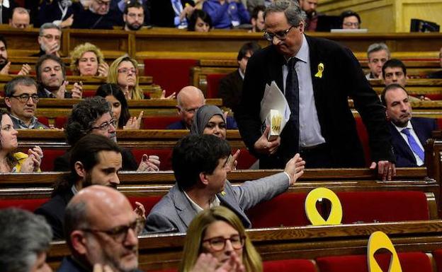 Quim Torra vuelve a su escaño en el parlamento catalán. 