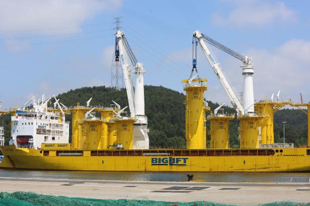 Carga de piezas eólicas en el muelle de Valliniello. 