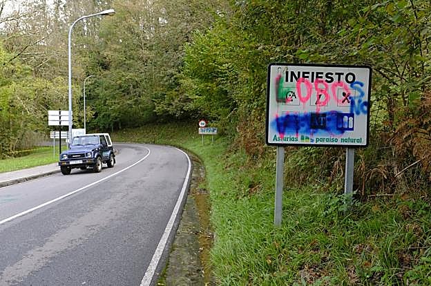 Pintada superpuesta a otra previa sobre el lobo, a la entrada de Infiesto. 
