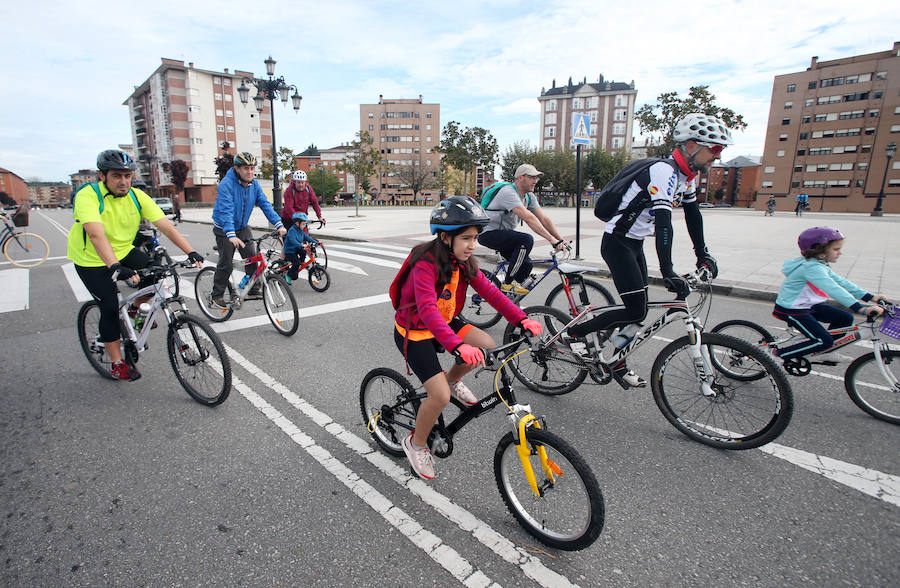 Medio centenar de personas participan en la actividad 'Paseos en bici' en La Corredoria