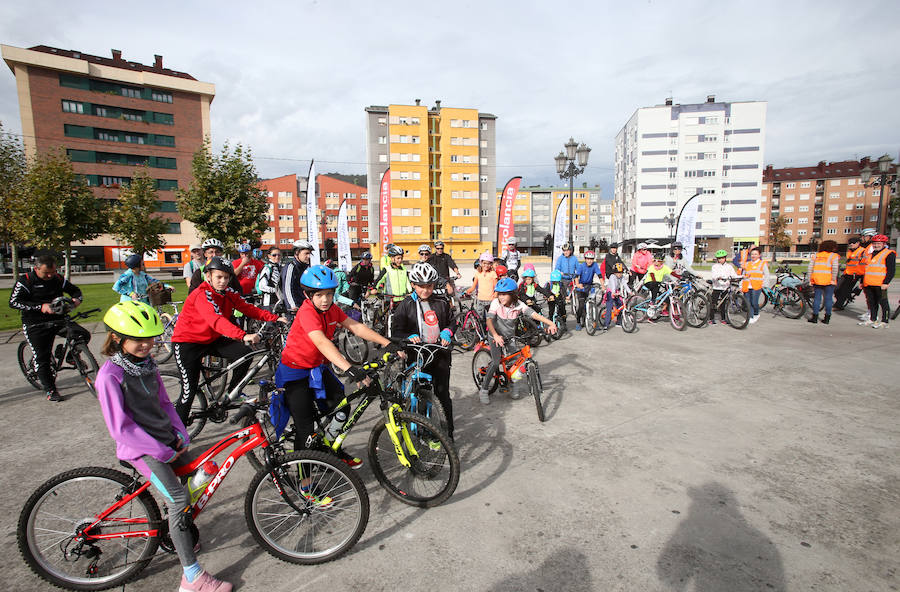 Medio centenar de personas participan en la actividad 'Paseos en bici' en La Corredoria