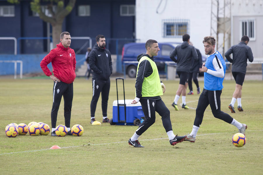 Tras la derrota del domingo en Almería, los rojiblancos se ejercitaron en la ciudad universitaria de Málaga antes de emprender el viaje de vuelta.